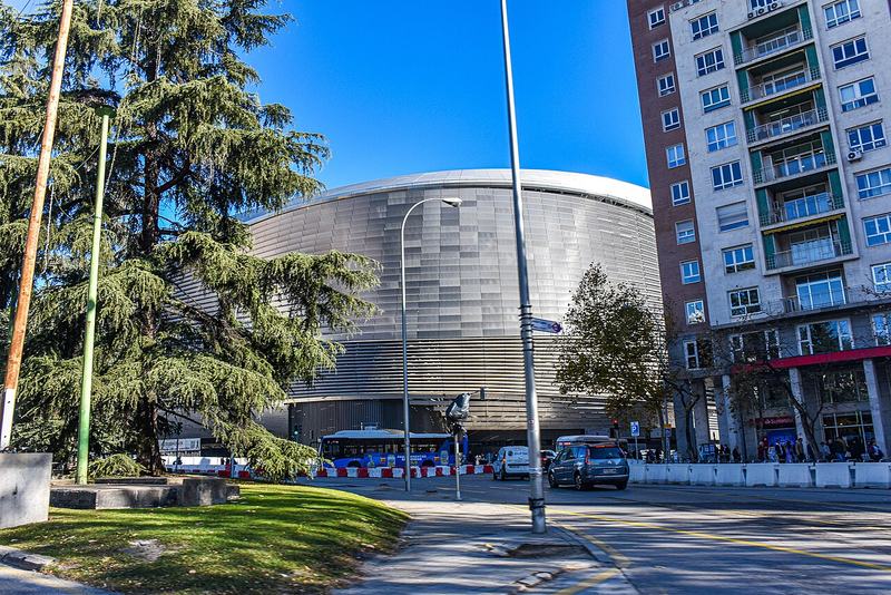 El estadio Santiago Bernabéu desde la calle