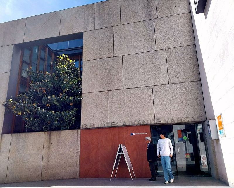 Entrada de la biblioteca Iván de Vargas