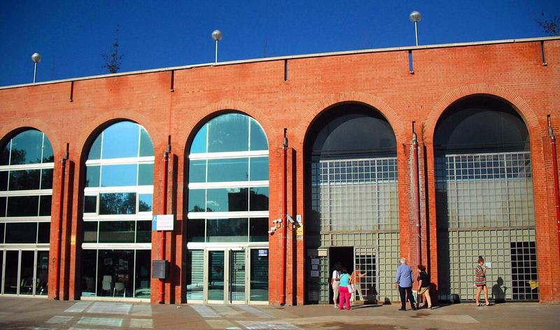 Fachada de ladrillo y acceso a la biblioteca José Saramago