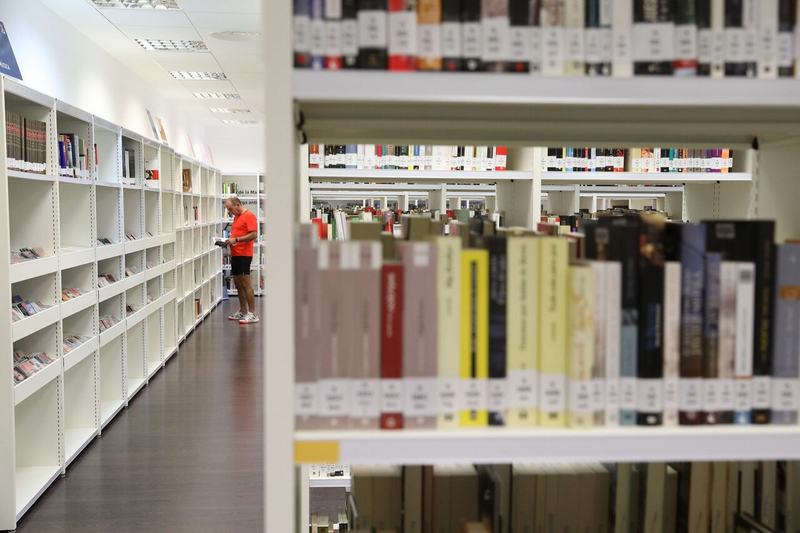 Estanterías del interior de la biblioteca María Lejárraga