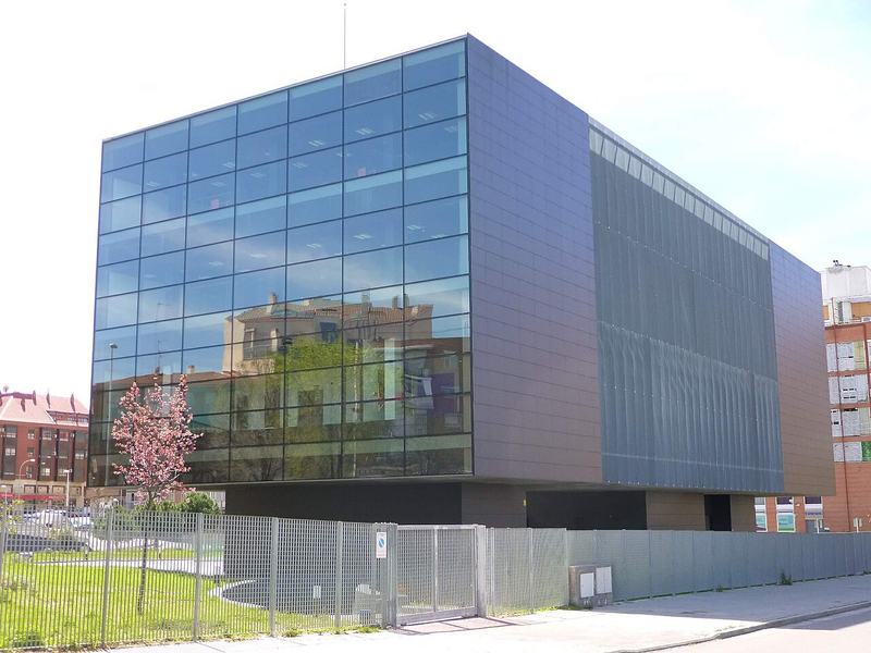 Fachada acristalada del Centro Cultural Lope de Vega en Puente de Vallecas