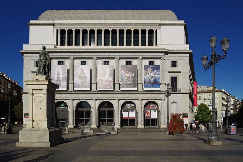 Fachada del Teatro Real en la plaza de Isabel II